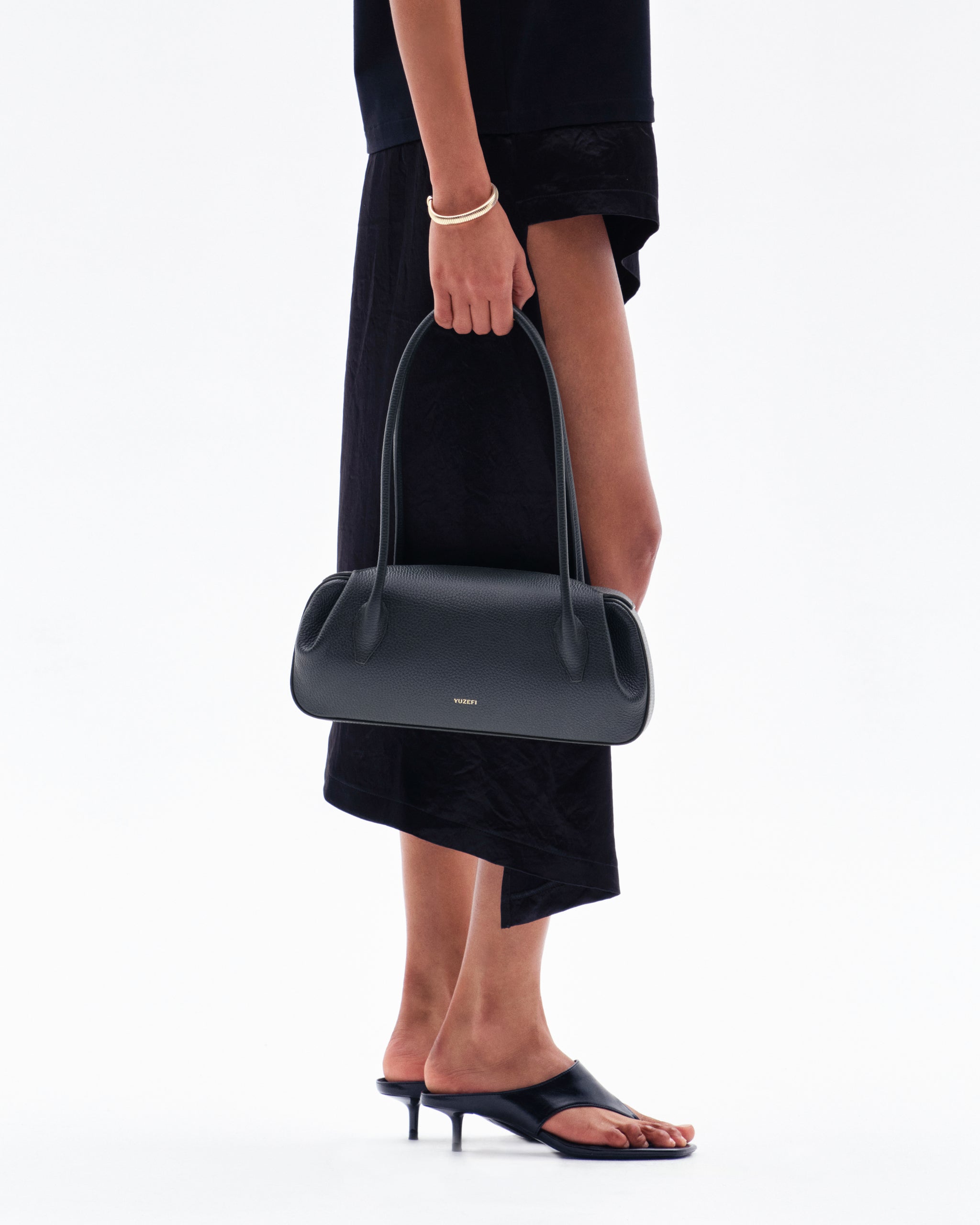 we offer various famous brand OYSTER SHOULDER BAG BLACK PEBBLE