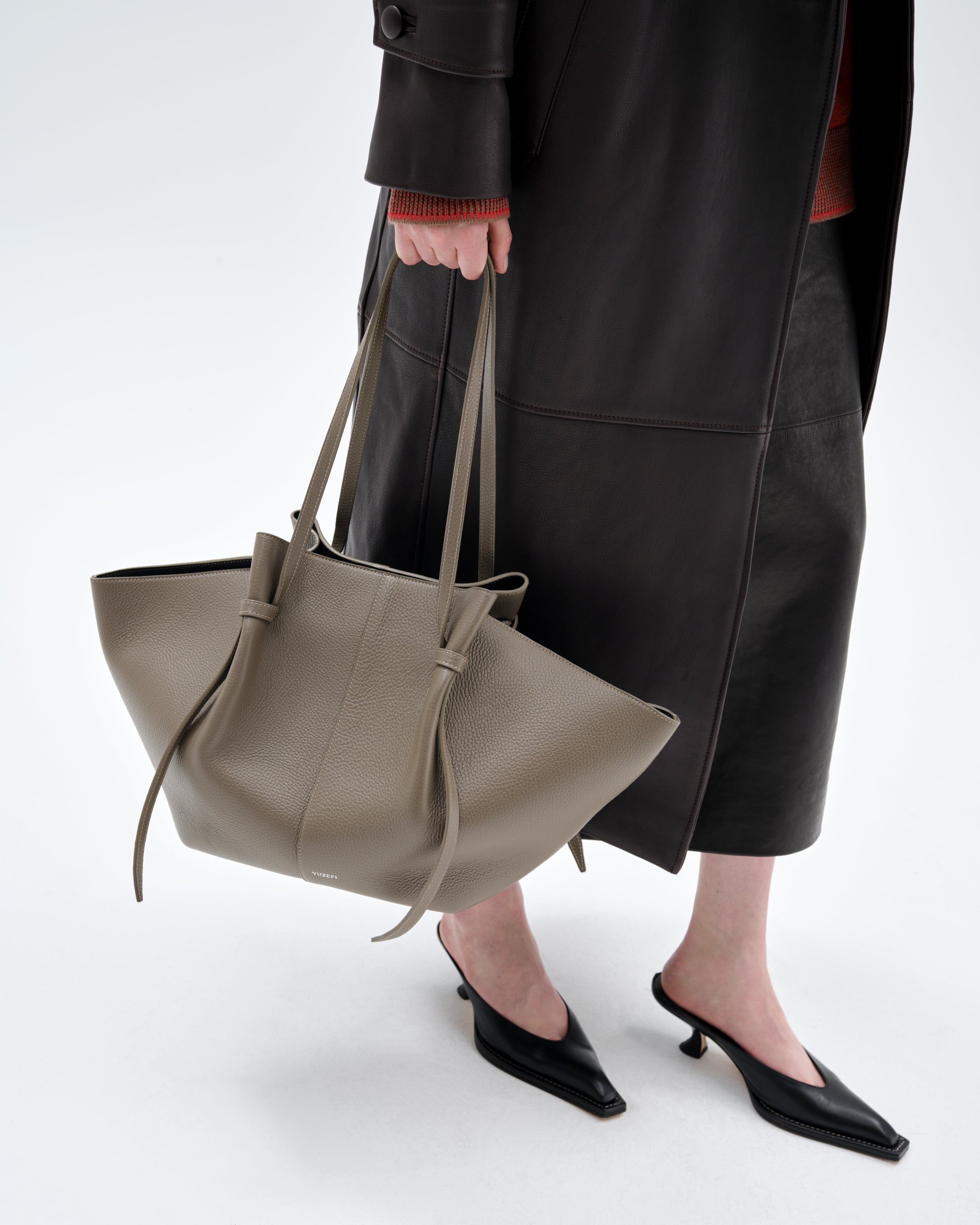 LARGE MOCHI - TAUPE PEBBLE GRAINED LEATHER