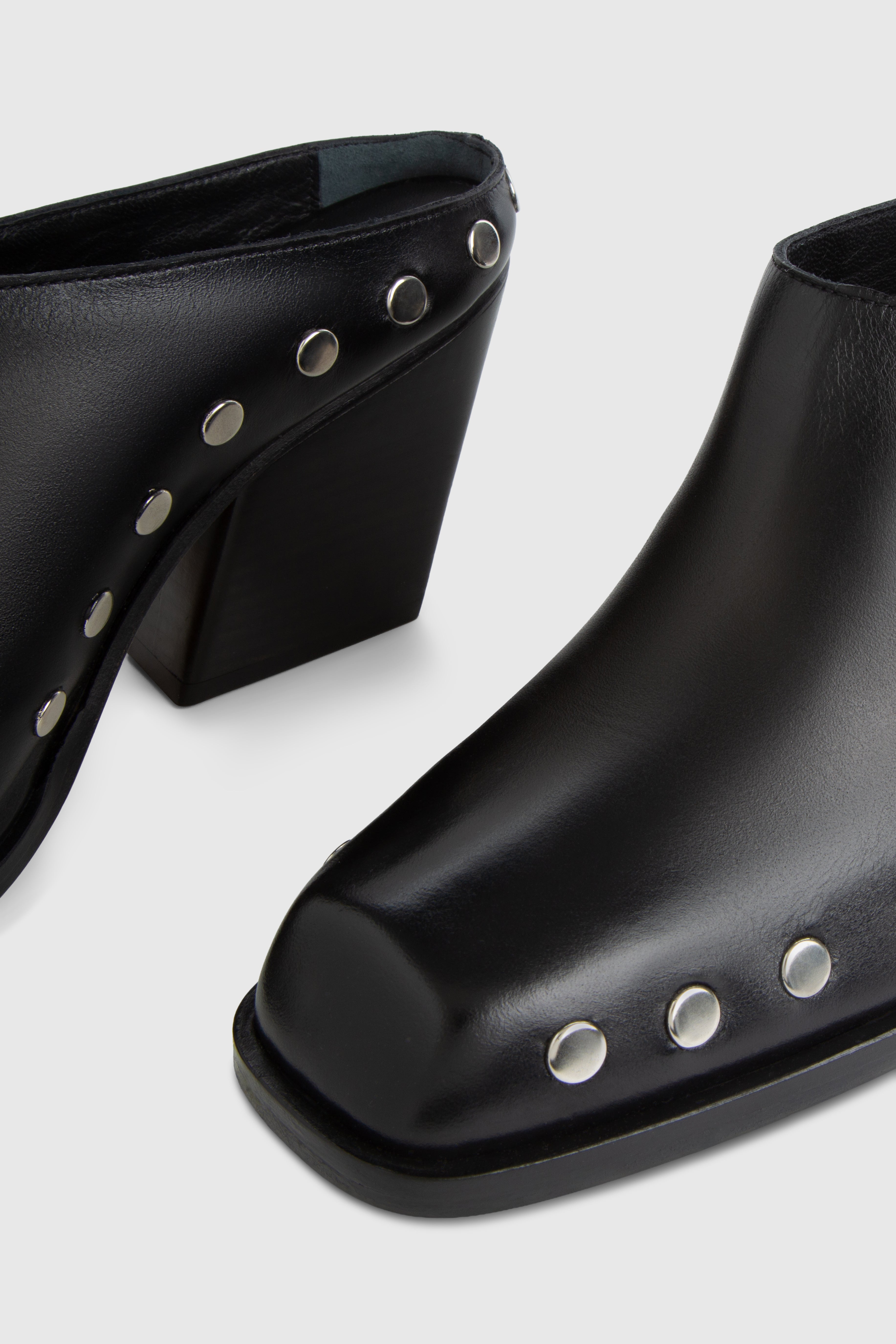 DELAVAR MULE - BLACK LEATHER