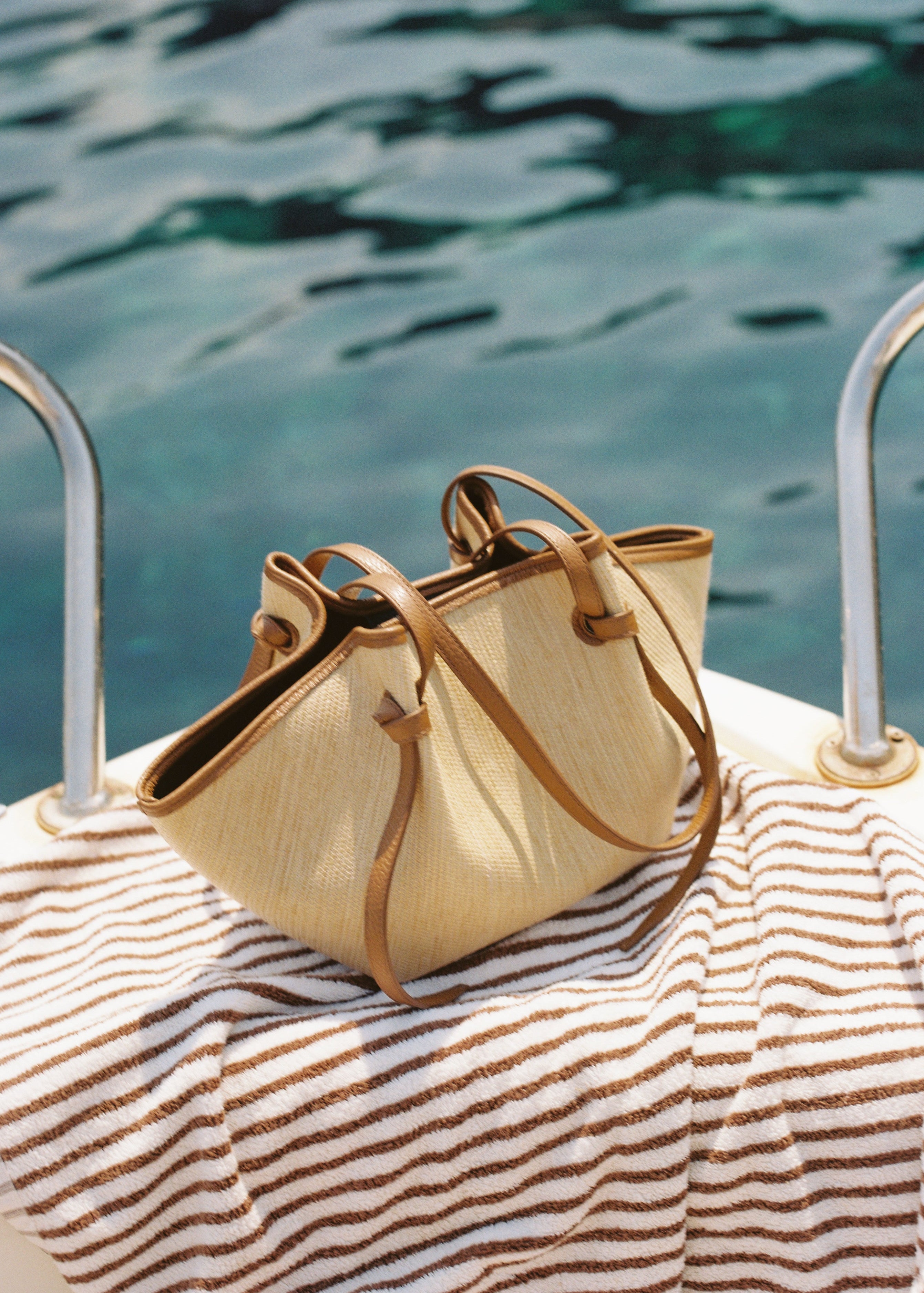 MOCHI - BISCUIT WOVEN RAFFIA