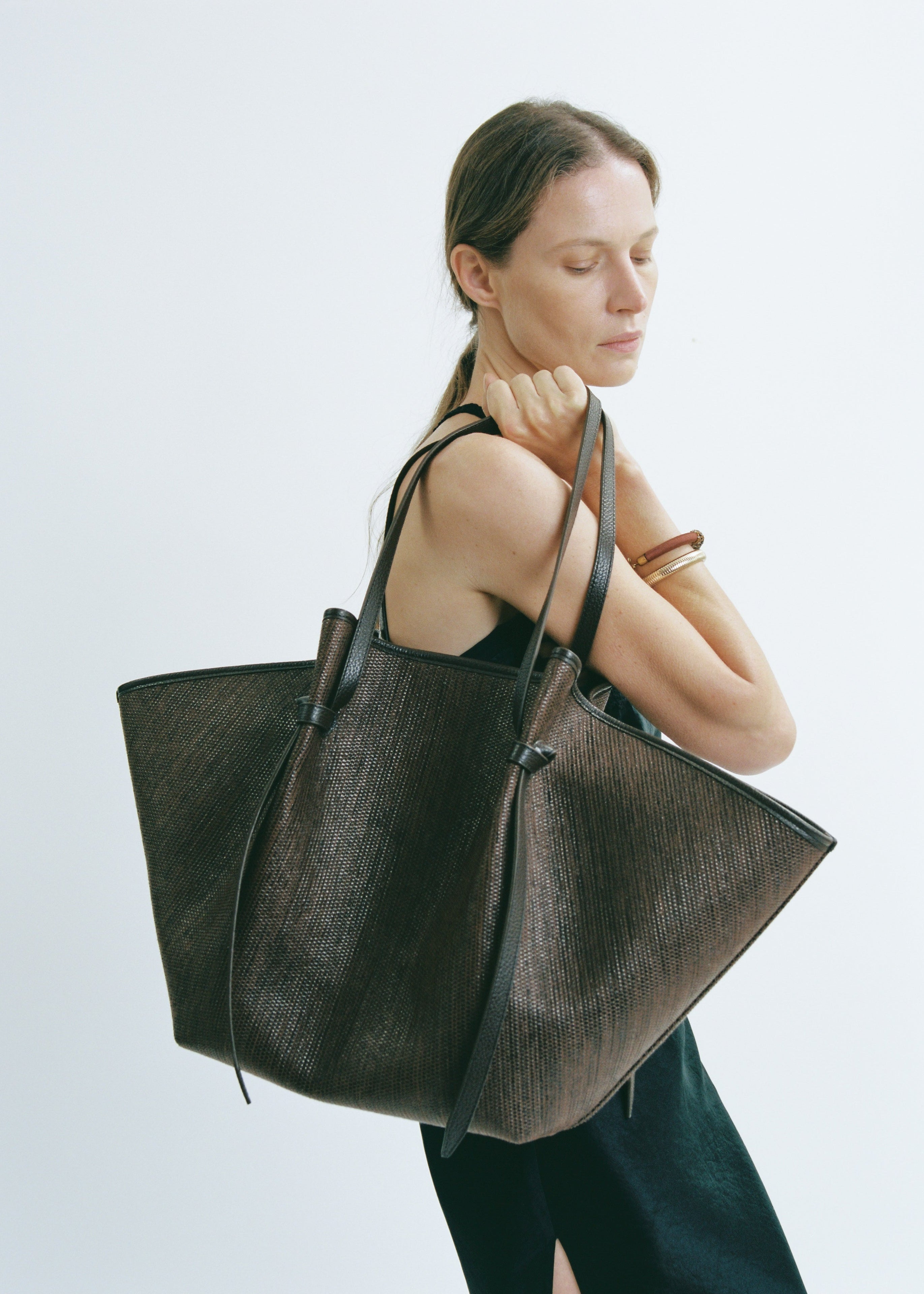 XL MOCHI - FUDGE WOVEN RAFFIA