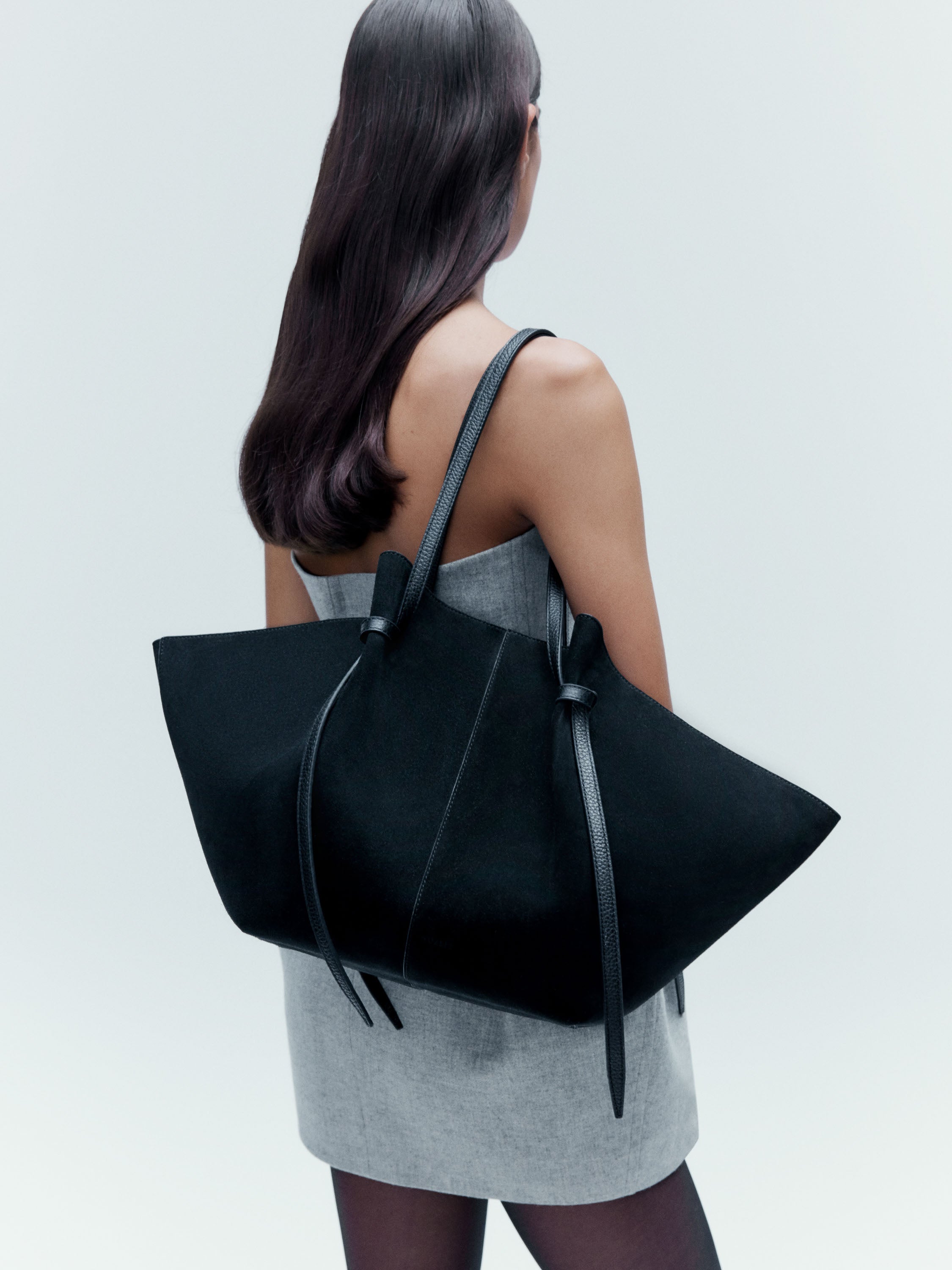 LARGE MOCHI - BLACK SUEDE – Yuzefi