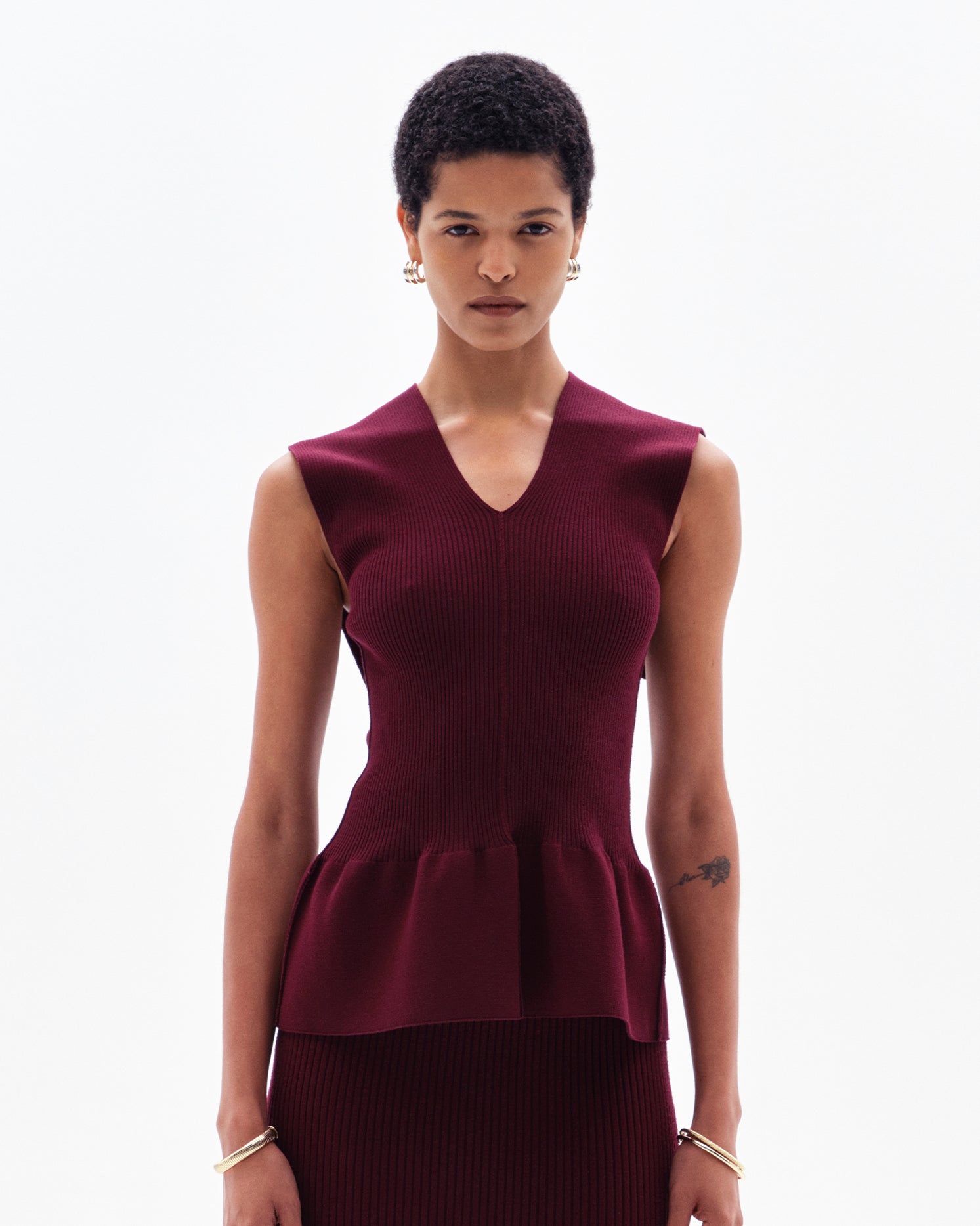 ORIN FLARED SLEEVELESS TOP - BORDO