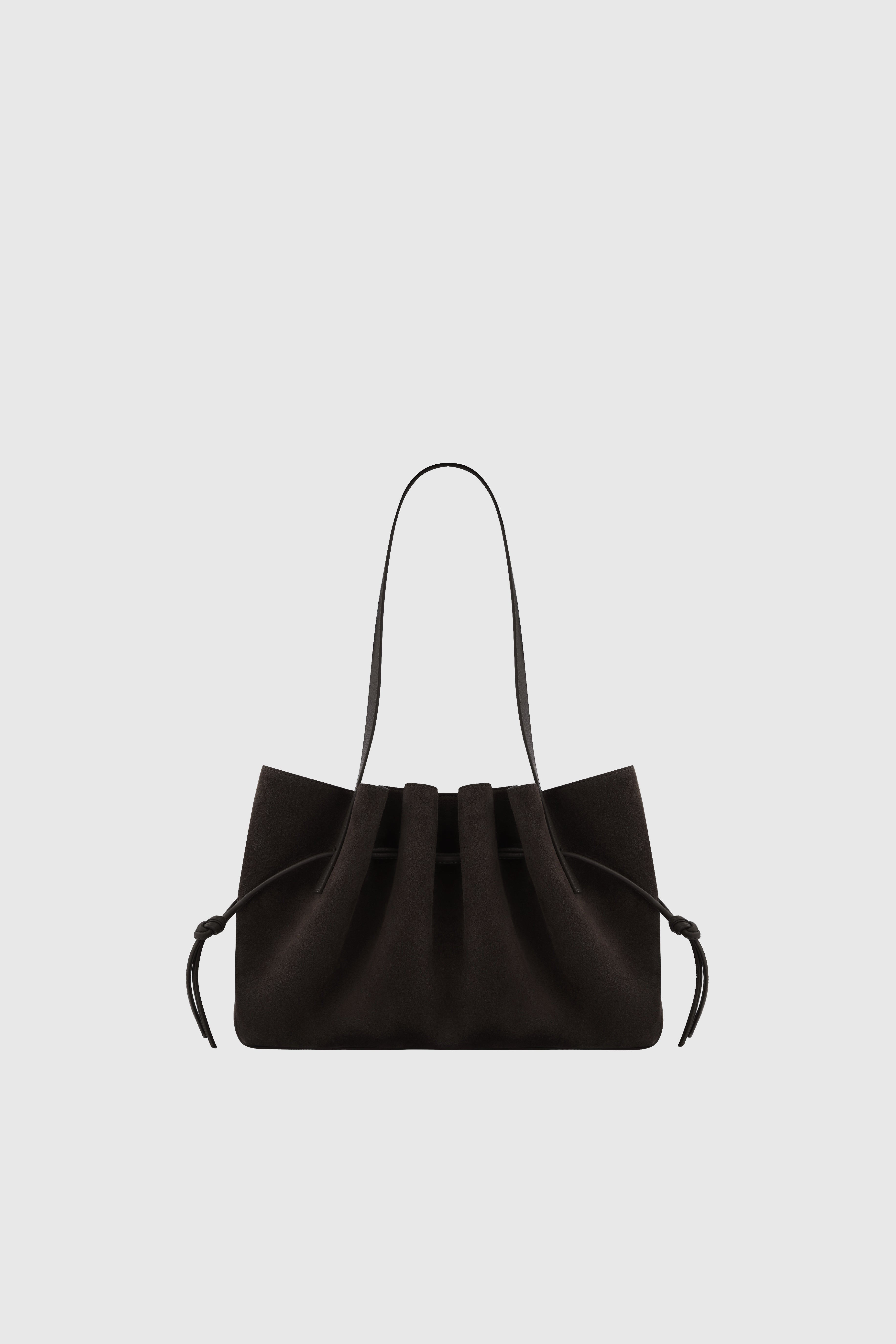 SCALLOP_SHOULDER_BAG_GANACHE_SUEDE_01.jpg