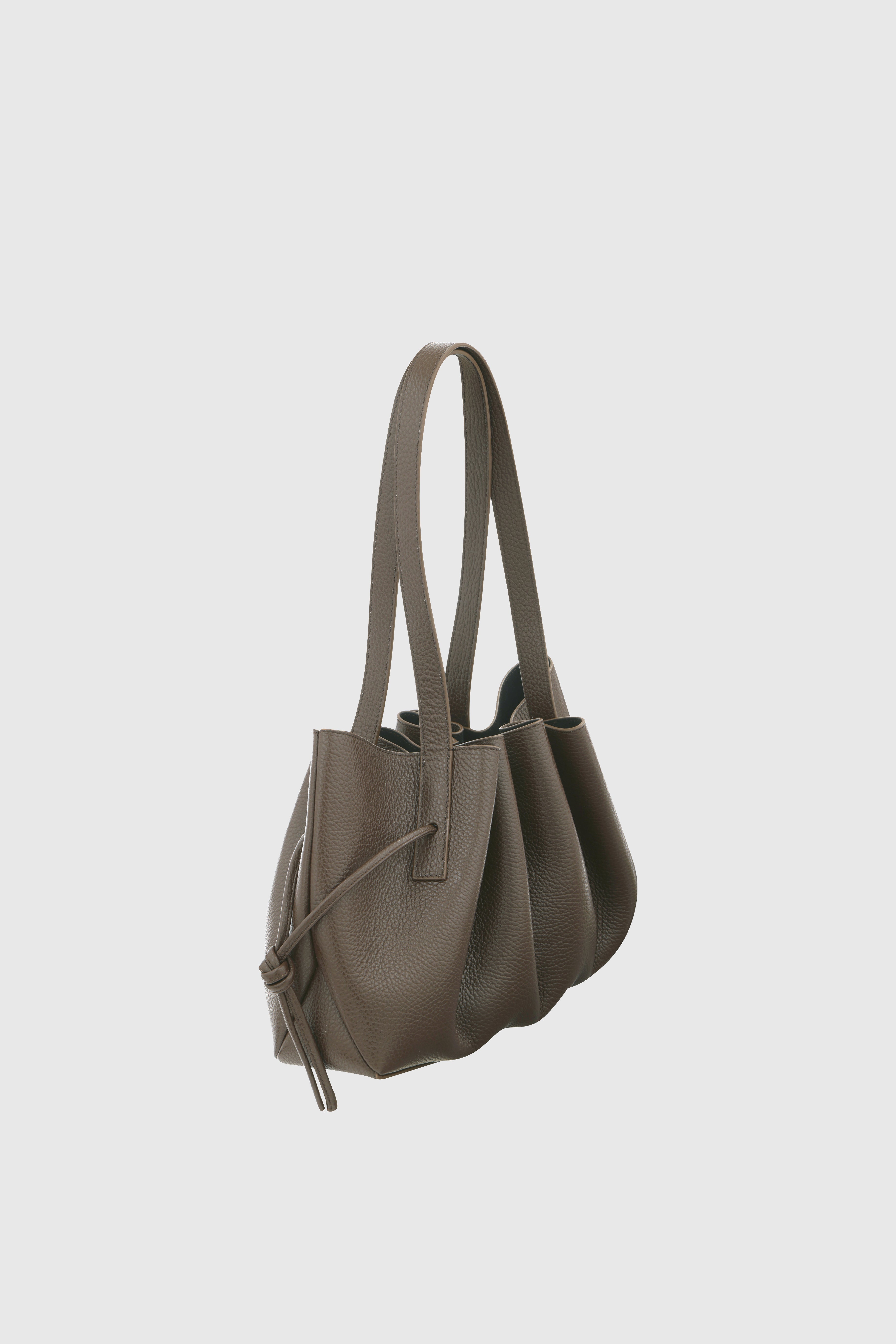 SCALLOP_SHOULDER_BAG_TAUPE_PEBBLE_2.jpg