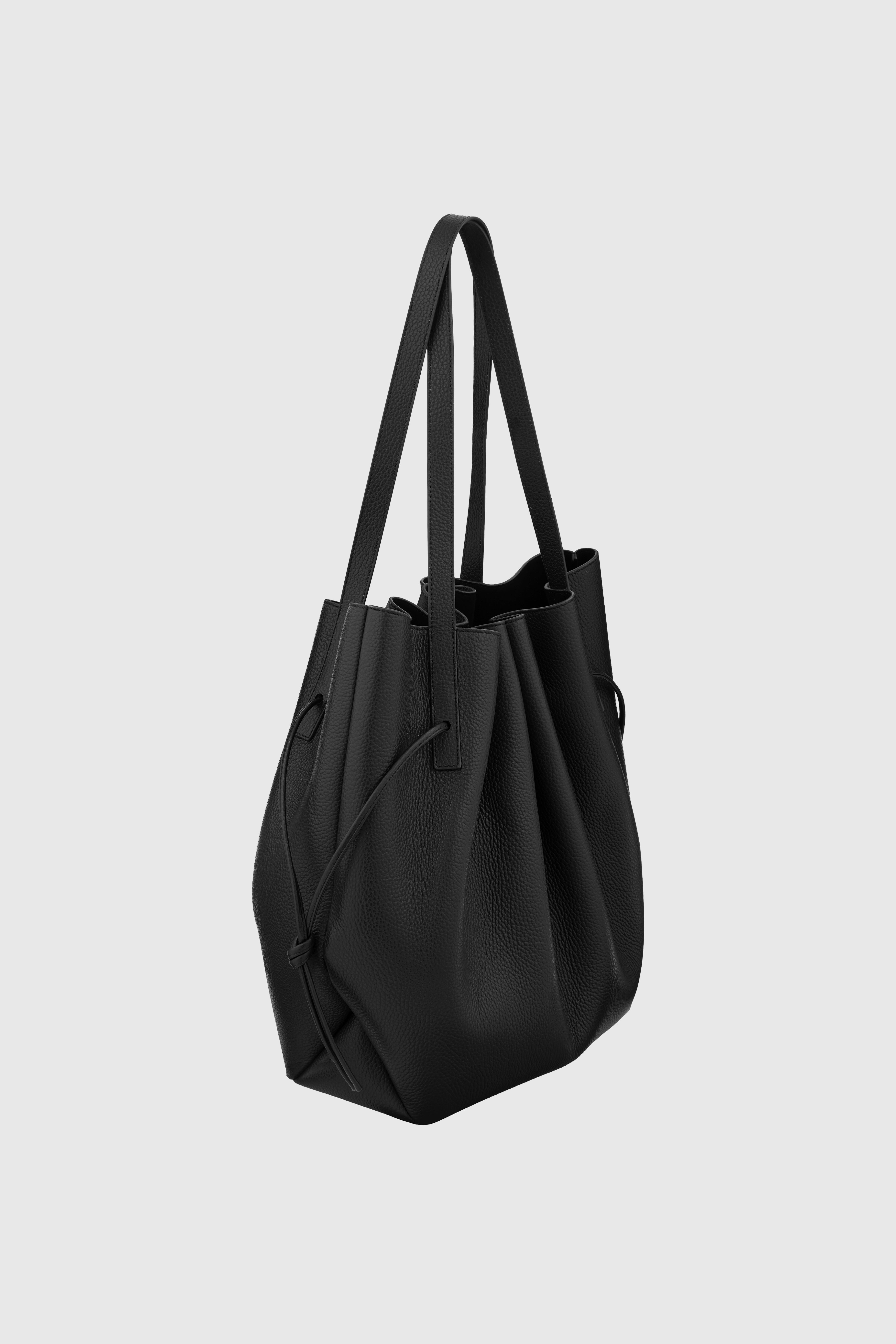 SCALLOP_TOTE_BLACK_PGL_01.jpg