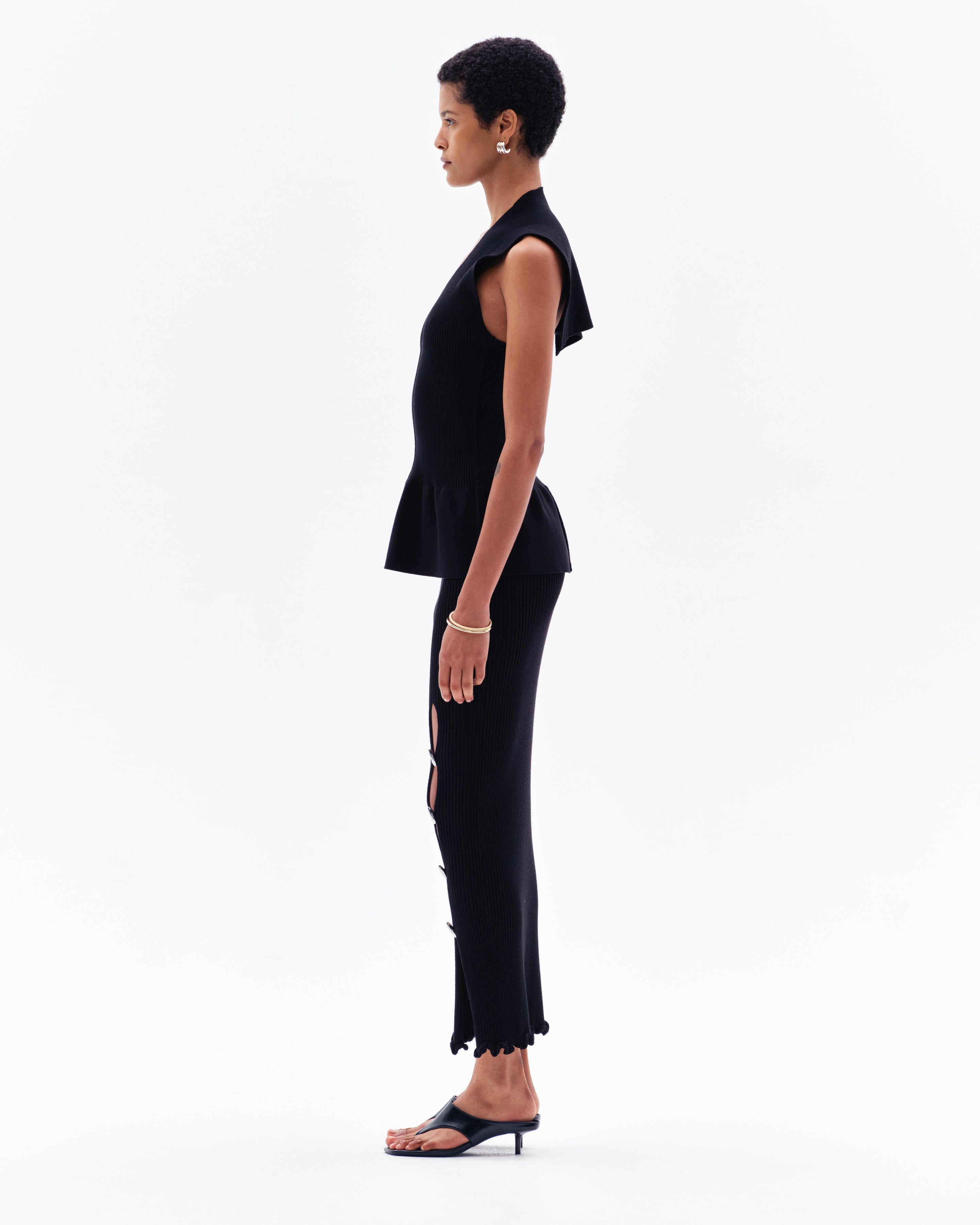 ORIN FLARED SLEEVELESS TOP - BLACK