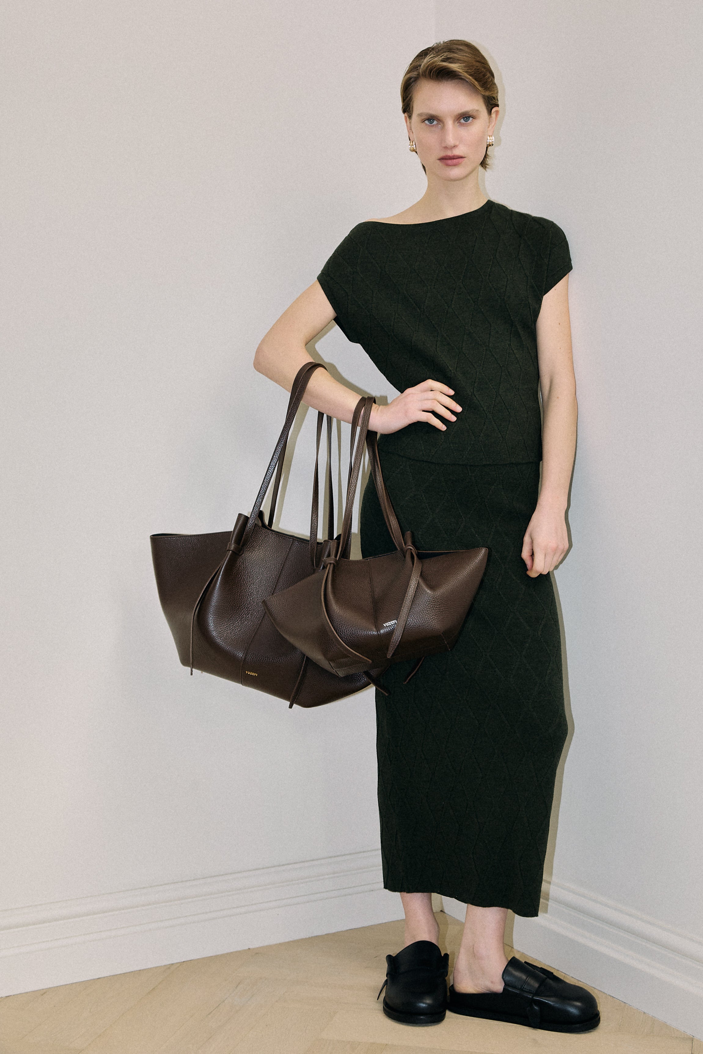 LARGE MOCHI - ESPRESSO PEBBLE GRAIN LEATHER