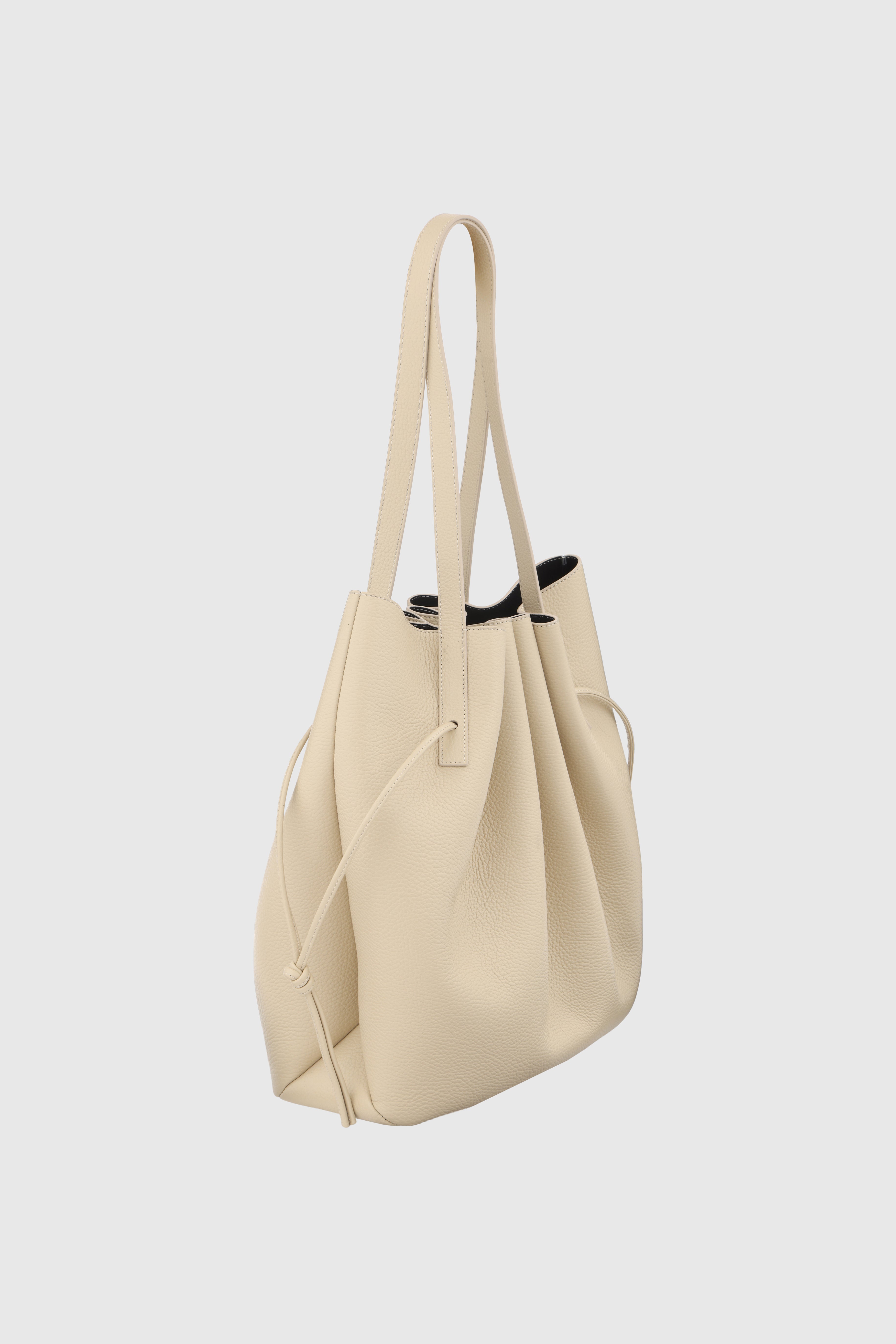 YUZEFI_SCALLOP_TOTE_PEBBLE_GRAIN_LEATHER_ANGORA_2.jpg